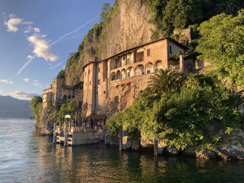 A Santa Caterina del Sasso col battello diretto